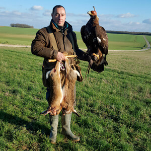 Chasse au vol en utilisant des oiseaux de proie.